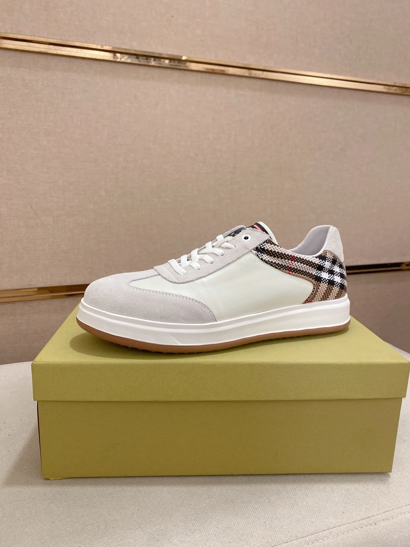 Men's shoes💰: 440💰🇮🇹🇮🇹The counters are synchronized with Burberry's top purchasing agents🔍🔍Synchronized sales. Positive code number: 38-44. Italian imported cowhide, fully imported sheepskin lining, sole: original sole provided by the original factory, exclusive movable molded sole, super comfortable, original factory follow-up order, 🔍🔍high quality, you can enter and leave the counter at will, welcome to compare (45 yuan for customization, no return or exchange)